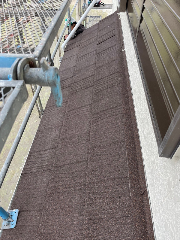 浜松市_N様邸_軒先から棟に向かって屋根材つける