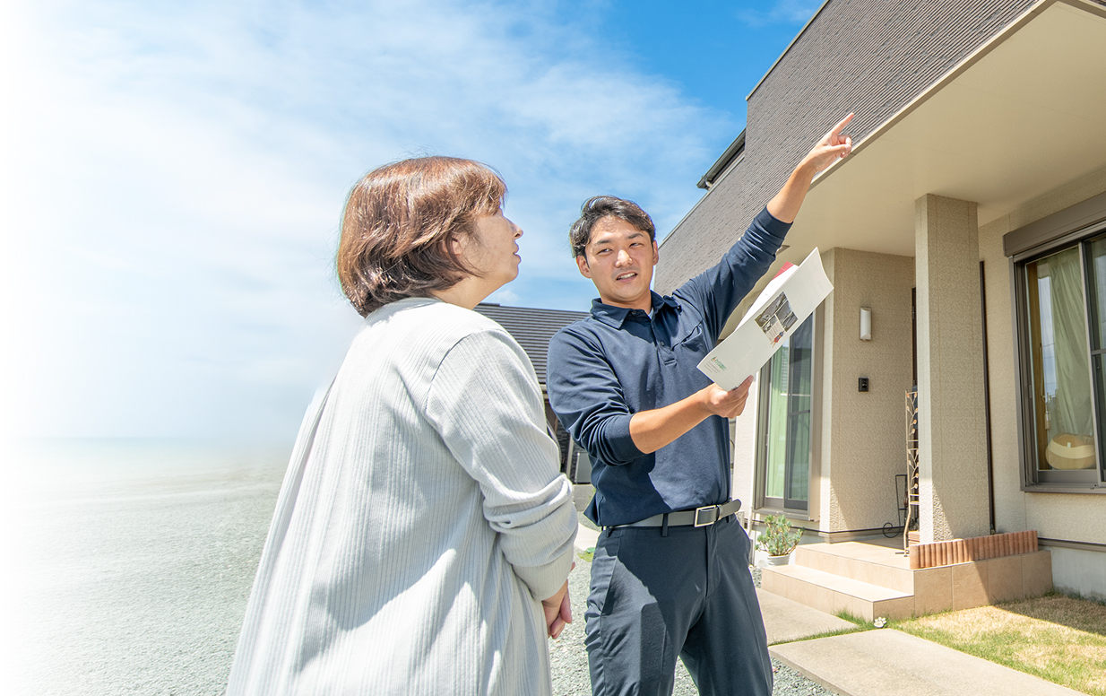 お客様に説明する様子