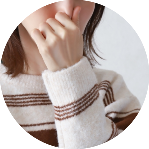 鼻をつまんでいる女性