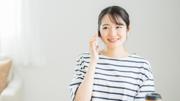 電話をかけている女性