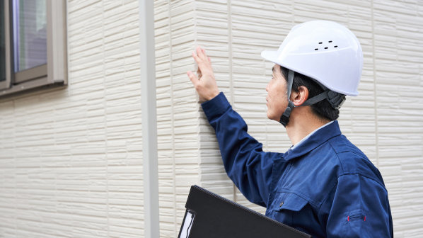 壁を触って確認している様子