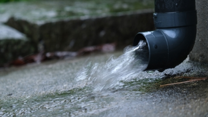 排水している雨どい