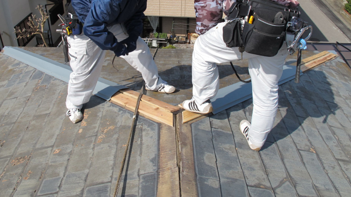 新しい板金を設置している様子